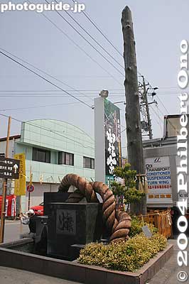 Onbashira monument in front of Shimosuwa Station. This Onbashira log was used in the opening ceremony of the Nagano Winter Olympics in 1998.
Keywords: nagano shimosuwa-machi onbashira-sai matsuri festival satobiki