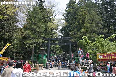 Shimo-sha Akimiya Shrine torii
Keywords: nagano shimosuwa-machi onbashira-sai matsuri festival satobiki