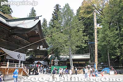 Shimo-sha Akimiya Shrine. That's a support pole for erecting the No. 1 Akimiya Onbashira log. 秋宮
Keywords: nagano shimosuwa-machi onbashira-sai matsuri festival satobiki