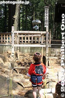 Hole for the No. 2 Akimiya Onbashira log
Keywords: nagano shimosuwa-machi onbashira-sai matsuri festival satobiki