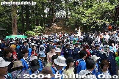 Harumiya has a little slope where the logs are slid down.
Keywords: nagano shimosuwa-machi onbashira-sai matsuri festival satobiki
