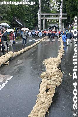 Ropes to pull the Onbashira log from Harumiya Shrine.
Keywords: nagano shimosuwa-machi onbashira-sai matsuri festival satobiki
