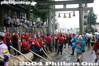 Log in Harumiya Shrine.
Keywords: nagano shimosuwa-machi onbashira-sai matsuri festival satobiki