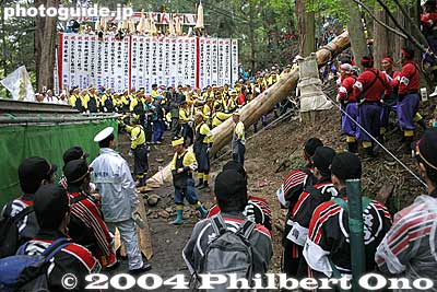 Erecting Onbashira Log No. 4 for Harumiya Shrine on May 9, 2004. 春宮四之御柱
Keywords: nagano shimosuwa-machi onbashira-sai matsuri festival satobiki