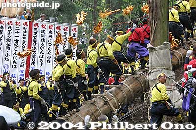Erecting Onbashira Log No. 4 for Harumiya Shrine on May 9, 2004. Shimosuwa, Nagano. 春宮四之御柱
Keywords: nagano shimosuwa-machi onbashira-sai matsuri5 festival satobiki