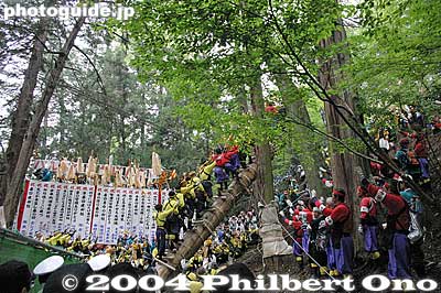 Everything is done with great fanfare, with these men riding on the log as it slowly rises by a system of cables and pulleys.
Keywords: nagano shimosuwa-machi onbashira-sai matsuri festival satobiki