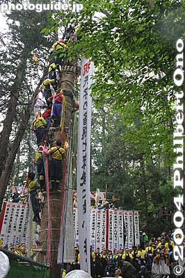 When the log is erected, a banner is unrolled.
Keywords: nagano shimosuwa-machi onbashira-sai matsuri festival satobiki
