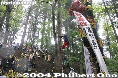 The men now descend from the log.
Keywords: nagano shimosuwa-machi onbashira-sai matsuri festival satobiki
