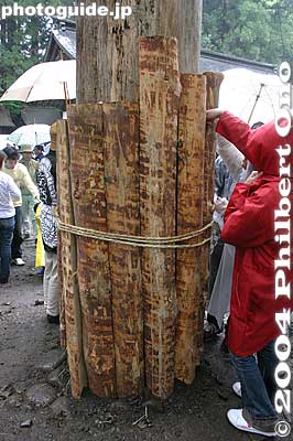 The base of the Onbashira log is reinforced by these smaller logs.
Keywords: nagano shimosuwa-machi onbashira-sai matsuri festival satobiki