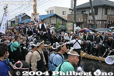 All the Onbashira logs are hauled manually by human hands from when it is cut in the mountain forest. No motor vehicles of any kind is used to haul the logs.
Keywords: nagano shimosuwa-machi onbashira-sai matsuri festival satobiki