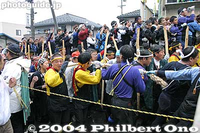 The log can move quite fast, even with all those people riding it.
Keywords: nagano shimosuwa-machi onbashira-sai matsuri festival satobiki