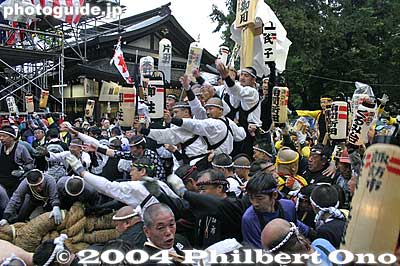 These people are from Suwa city.
Keywords: nagano shimosuwa-machi onbashira-sai matsuri festival satobiki