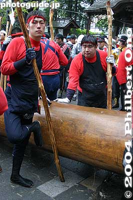 Log standing by in front of Akimiya Shrine.
Keywords: nagano shimosuwa-machi onbashira-sai matsuri festival satobiki log