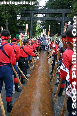 Log standing by in front of Akimiya Shrine.
Keywords: nagano shimosuwa-machi onbashira-sai matsuri festival satobiki log