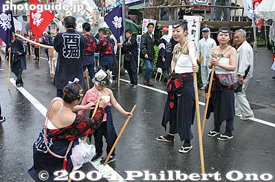 Parade continues even in the rain.
Keywords: nagano shimosuwa-machi onbashira-sai matsuri festival satobiki
