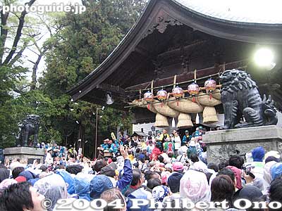 Now it's May 10, 2004, the last day of the Shimo-sha Satobiki. All four logs will erected at Akimiya Shrine on this day.
Keywords: nagano shimosuwa-machi onbashira-sai matsuri festival satobiki