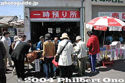 Store your luggage here. Not enough lockers at the train station so they provide this service. 400 yen/day.
Keywords: nagano shimosuwa-machi onbashira-sai matsuri festival train station