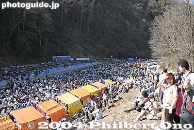 The crowd extended all the way to the rear. All to see the 3pm Ki-otoshi log drop.
Keywords: nagano shimosuwa-machi onbashira-sai matsuri festival kiotoshi