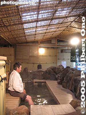 Hot spring foot bath
That's not me in the picture.
Keywords: nagano prefecture suwa kami-suwa train station hot spring