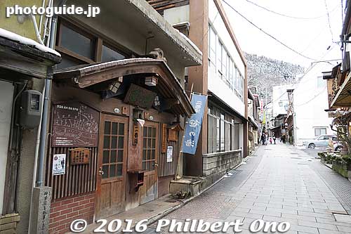 Shibu Onsen is also where most people stay when visiting the famous snow monkeys at Jigokudani Yaen Koen monkey park.
Keywords: nagano yamanouchi shibu onsen hot spring spa