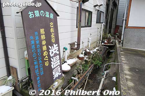 Border between Shibu Onsen and Yudanaka Onsen.
Keywords: nagano yamanouchi shibu onsen hot spring spa
