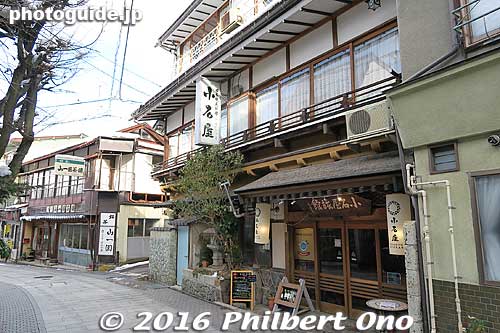 The great thing about Koishiya is that it is full of classic artwork and design from the prewar period.
Although the 1st floor lobby and dining room have been renovated and modernized, the guest rooms largely retain the original design.
Keywords: nagano yamanouchi shibu onsen hot spring spa