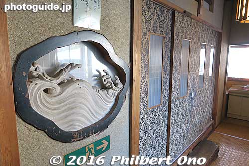Koishiya is a retro kind of ryokan with a lot of great artwork from the early Showa Period. A wood carving of a Hokusai-type wave next to the door of my room in Koishiya.
Shibu Onsen hot spring in Nagano Prefecture.
Keywords: nagano yamanouchi shibu onsen hot spring spa japanhouse