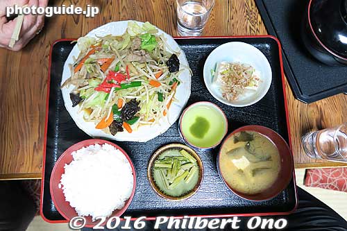 Dinner at a restaurant near Yudanaka Station. Yasai teishoku or fried vegetables.
Keywords: nagano yamanouchi yudanaka onsen hot spring spa japanfood