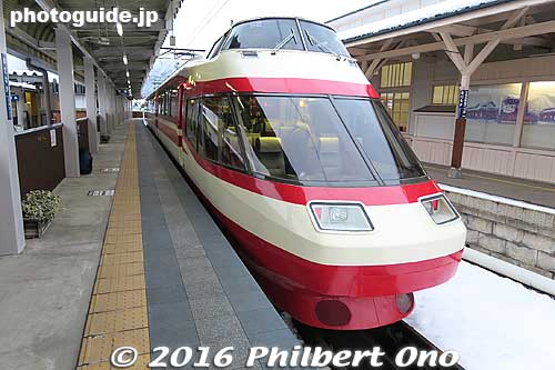 Express train back to Nagano Station from Yudanaka.
Keywords: nagano yamanouchi yudanaka onsen hot spring spa