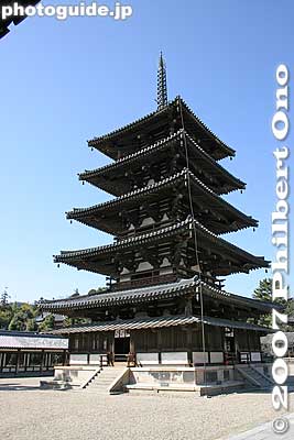 The Five-Story pagoda has a thick wooden pillar in the center going from the bottom to the top. Only the top part of the building is in contact with the central pillar and works to counterbalance earthquake swaying.
Keywords: nara ikaruga-cho horyuji temple Buddhist Shotoku-shu world heritage site pagoda National Treasure