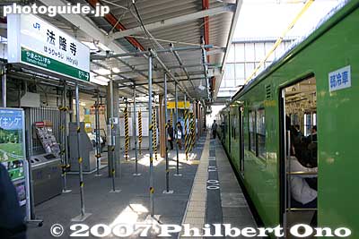 Horyuji Station platform
Keywords: nara ikaruga-cho horyuji station train
