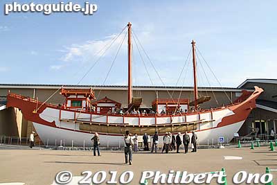 The Heijo-kyo History Museum includes a full-scale replica of the ship used to transport Japanese envoys to and from Tang China during the Nara Period. 平城京歴史館／遣唐使船復原展示
Keywords: nara heijo-kyo capital heijo palace 