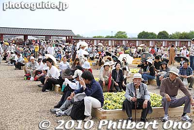 A lot of people sat.
Keywords: nara heijo-kyo capital heijo palace 