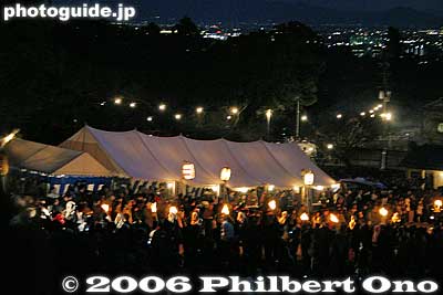 Sacred torch arrives at the foot of the hill.
The sacred torch is lit at Kasuga Taisha Shrine and brought to Nogami Shrine in a torch procession. It is a small shrine at the foot of the hill.
Keywords: nara prefecture wakakusayama fire festival burning