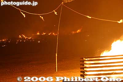 The hill behind also starts to burn.
Keywords: nara prefecture wakakusayama fire festival burning
