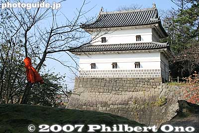 Kyu-Ninomaru Sumi-yagura Turret. Toward the base above the stone wall, notice the "namako-kabe" pattern wall 海鼠壁. It resists snow. 旧二の丸隅櫓
Keywords: niigata shibata castle park turret