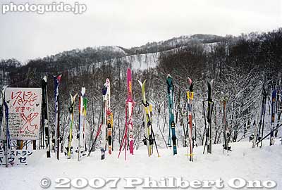 Skis left outside as their owners have lunch. It's nice that no one steals your skis.
Keywords: niigata yuzawa-mach gala ski resort snow skiers mountains