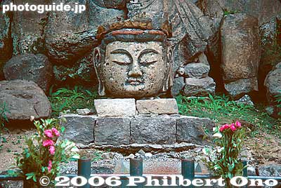 Buddha head before reattachement in 1994. 古園石仏
Keywords: oita usuki stone buddha sculpture national treasure