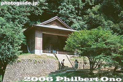 Stone buddha enclosed by a building. 山王山石仏
Keywords: oita usuki stone buddha sculpture national treasure
