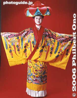 Okinawan kimono called the bingata, perhaps Okinawa's most famous kimono. The design is made by applying dyes through a stencil.
It was originally worn by Okinawa's royal family members. It is now the costume of a slow-moving Okinawan dance called "Yotsudake."
Model: Maki Uyeunten
Keywords: okinawa ryukyu dance yotsudake bingata japankimono