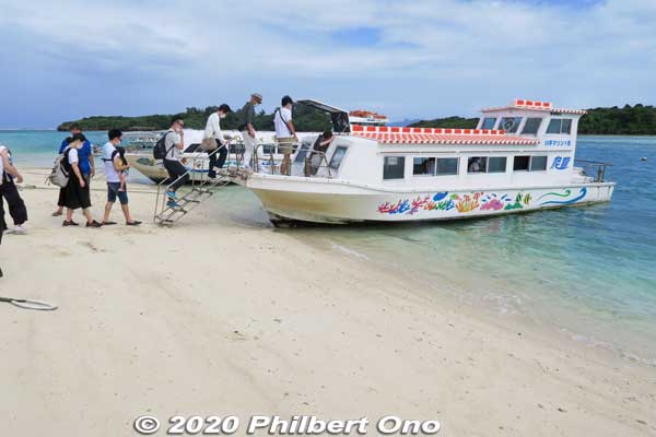 Boarding a glass bottom boat. Your feet don't get wet.
Keywords: okinawa Ishigaki Kabira Bay