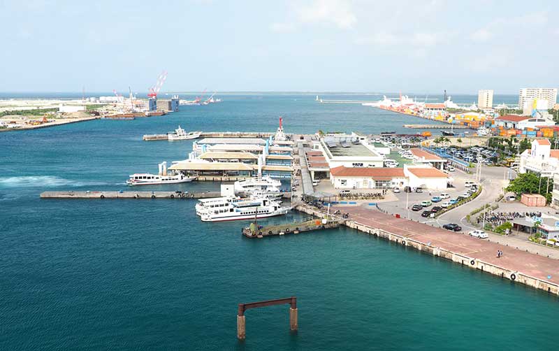 Ishigaki Port for tourist boats to other Yaeyama islands. Terminal building is on the right with the front entrance on the right side. On the left are four floating piers.
Taketomi island can be seen in the distance. Photo from Wikipedia.
Keywords: okinawa Ishigaki Port