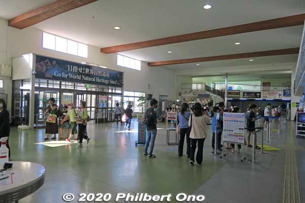 Inside the Ishigaki Port terminal building. This building opened on Jan. 31, 2007 after the terminal and boat docks were moved here from the old port only 200 meters east. On the right is a planetarium.
Keywords: okinawa Ishigaki Port