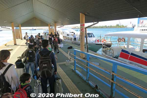 Ishigaki Port boat dock. Anei Kanko (安栄観光) and Yaeyama Kanko Ferry (八重山観光フェリー) are the two main boat companies operating here.
Keywords: okinawa Ishigaki Port