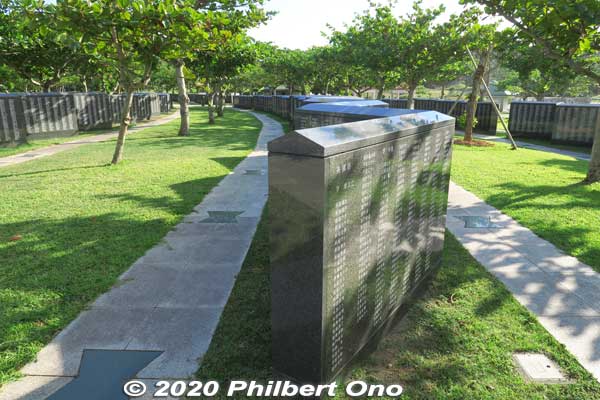 Stone slabs are like folding screens in a slight zig-zag pattern.
Keywords: okinawa itoman Cornerstone of Peace war memorial monument