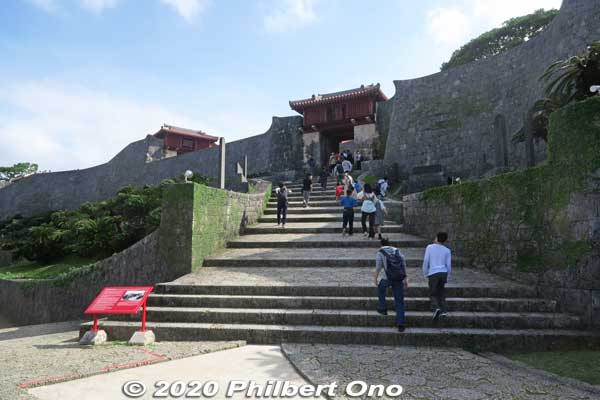 Steps to Zuisenmon Gate lined with monuments on both sides. 瑞泉門
Keywords: okinawa naha shuri shurijo castle gusuku