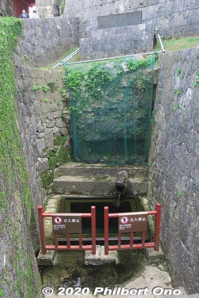 Ryuhi Spring near the gate. Water from this spring was used in the cuisine served to the royal family. 龍樋（りゅうひ）
Keywords: okinawa naha shuri shurijo castle gusuku