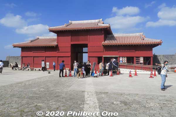 Other side of Kofukumon Gate is the Shicha-nu Una lower courtyard. This is still the free area requiring no admission fee. Kofukumon Gate is also a castle ticket office to enter the paid area. 広福門  下之御庭
Keywords: okinawa naha shuri shurijo castle gusuku