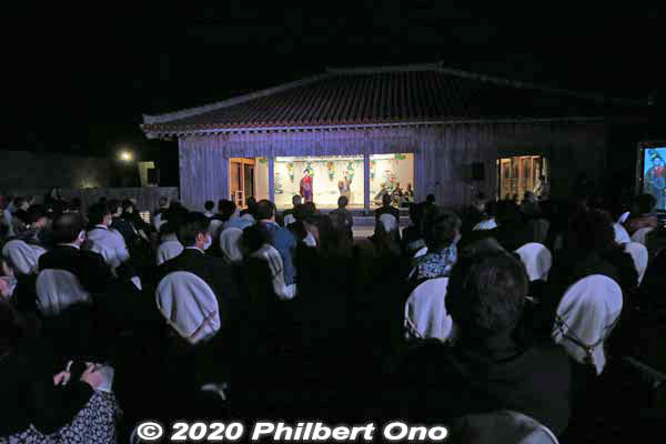 On the 1st anniversary of the Shurijo Castle fire in late Oct. 2020, Okinawa held a few events to give hope. We attended an evening reception at Shuri Castle for tourism professionals.
This was outdoors in front of the reconstructed Keizuza/Yomotsuza. It had a makeshift stage for Okinawan entertainment.
Keywords: okinawa naha shuri shurijo castle gusuku