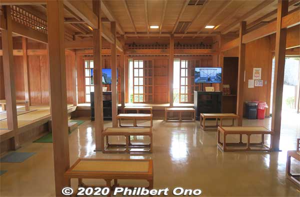 Inside Keizuza and Yomotsuza. Now a free rest place for visitors. 系図座・用物座
Keywords: okinawa naha shuri shurijo castle gusuku